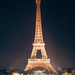 Az Eiffel torony Párizsban, 1980-ban, esti kivilágításban