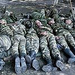 Katonák alszanak a pénteki csata után